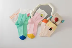 Dopamin Stil süße bestickte mittlere Baumwollsocken bunte Freizeitkleidung für Damen