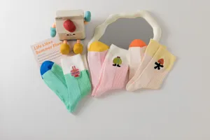 Bunte Dopamin-Stil Baumwoll-Mittelrohrsocken mit süßem Stickmuster für Damen im Alltag