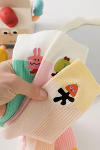 Bunte Dopamin-Wadensocken aus Baumwolle mit niedlicher Cartoon-Stickerei, weich und atmungsaktiv.