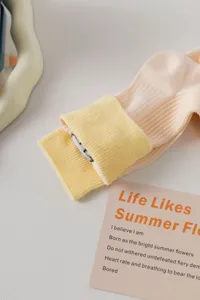 Nahaufnahme von süßen Pastell Kontrastfarbe Wadenlänge Baumwollsocken in zartem Rosa.