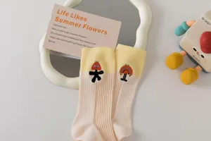 Niedliche Dopamin-Mittelsocken aus Baumwolle für Damen, Frühling Sommer süße Cartoon Stickerei.