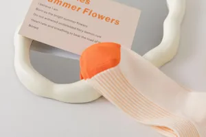 Detailaufnahme von Dopamin-Stil Mid-Tube-Sportsocken mit oranger Spitze und weißem Rippdesign.