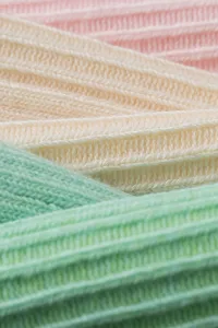 Detailansicht von pastellfarbenen Rippstrick-Baumwollsocken mit weicher Textur und tollen Farben.