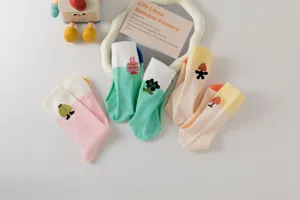 Bunte Cartoon bestickte Wadenhohe Baumwollsocken für Damen, Dopamin Stil Frühlings- und Sommersocken.