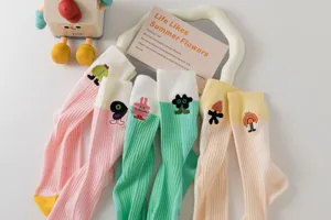 Bunte Dopamin-Mitte-Socken aus Baumwolle mit niedlicher Cartoon-Stickerei für Damen im Frühling.