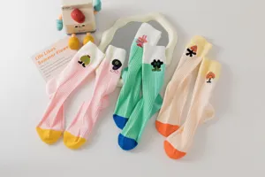 Bunte süße bestickte Baumwollsocken in Wadenlänge, atmungsaktiv und ideal für den Alltag.