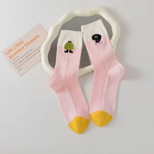 Süße rosa-weiß gestreifte Baumwoll-Mittelsocken mit gelben Zehen und schicken Stickdetails.