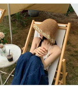 Detailansicht eines handgeflochtenen Strohhutes im Sommerurlaub bei einer entspannten Szene.