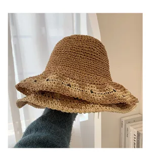Handgefertigter Strohhut für Damen, breite Krempe Strand Sonnenhut UV Schutz Urlaubsutensil.