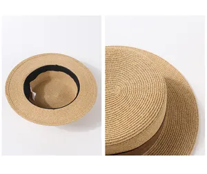 Vue détaillée du chapeau de paille plat français pour femme, affichant la texture tissée.