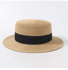 Chapeau de paille classique avec ruban noir, idéal pour la protection solaire à la plage.