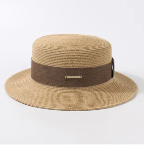 Vue détaillée du chapeau de paille français classique avec ruban marron et détail logo métal.