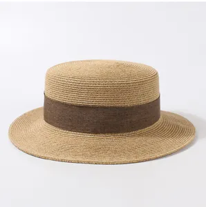 Chapeau de paille plat français classique avec ruban marron, idéal pour la protection solaire estivale.