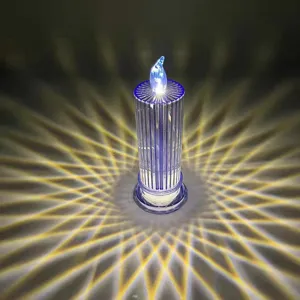 Gros plan détaillé de la bougie électronique LED transparente avec des motifs lumineux.