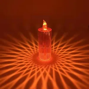 Vue détaillée de la bougie LED effet diamant projetant de superbes rayons lumineux géométriques.