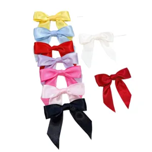 Fiocchi in nastro di satin multicolore con legature in filo, ideali per confezioni e cesti regalo.