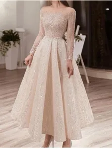 Vista dettagliata dell'abito da sera lungo e brillante con tulle e paillettes.