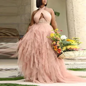 Primo piano del corsetto rosa con cavezza e della gonna lunga in tulle a balze multistrato.