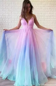 Detailansicht des trägerlosen Tüll Strandkleids mit schönem Farbverlauf und weitem Rock.