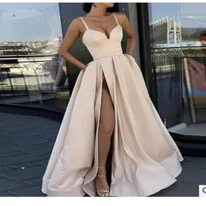 Abito lungo champagne con spalline sottili, spacchetto sexy e scollo a V per feste.