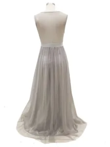 Detaillierte Rückansicht des eleganten grauen ärmellosen Tüll Abendkleids mit zarter Textur.