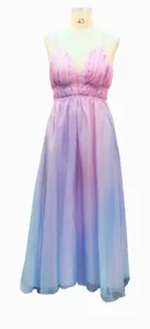 Langes Chiffon-Strandkleid mit Farbverlauf von Rosa zu Blau und feiner Taillenspitze.