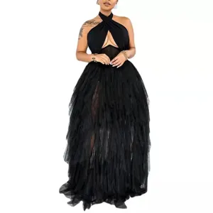 Elegante abito da sera nero all'americana con corsetto e gonna lunga in tulle.
