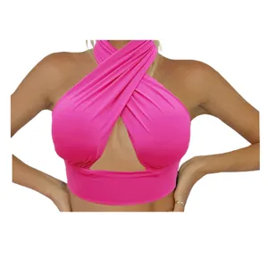 Top corto all'americana rosa acceso con design sexy incrociato sul davanti e dettagli cut-out.