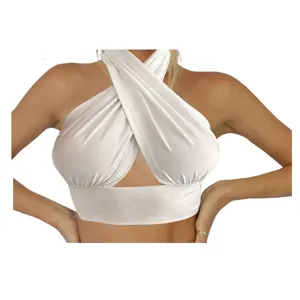 Dettaglio crop top halter incrociato bianco, design estivo sexy e alla moda per donna.