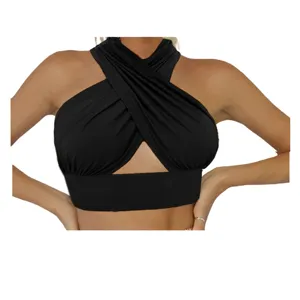 Top corto nero all'americana con un elegante design incrociato sul davanti per l'estate.