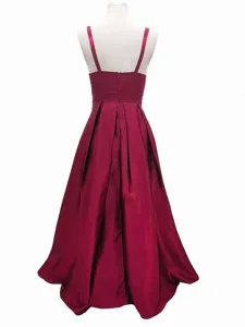 Elegante abito lungo in raso rosso scuro con spalline, vista posteriore, ideale per estate.
