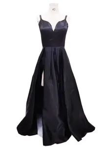 Elegante abito lungo in raso nero con spacco alto, perfetto per feste ed eventi estivi.