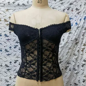 Top corset in pizzo nero, crop top sexy senza spalline con chiusura anteriore.