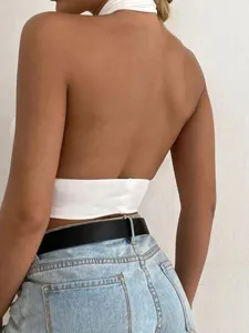 Dettaglio posteriore del crop top bianco tinta unita con design halter senza schiena.