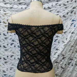 Top corto sexy aderente in pizzo nero con spalle scoperte per donne, elegante.
