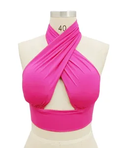Dettagli del top corto rosa con collo halter, design incrociato sul davanti e stile sexy.