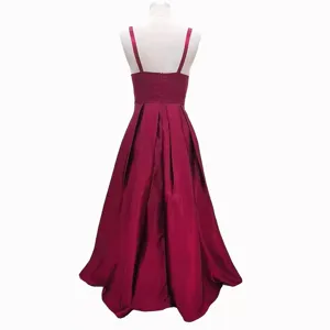 Abito lungo in raso bordeaux con spallette sottili, elegante vestito da sera estivo donna