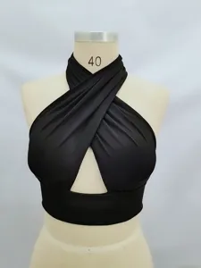 Top corto halter nero sexy con design incrociato sul davanti, elegante capo estivo.