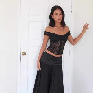 Top corsetto in pizzo nero sexy e senza spalline da donna, elegante maglia aderente da festa.