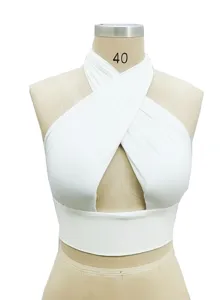 Top halter incrociato bianco con design sexy ritagliato, ideale per outfit estivi eleganti.