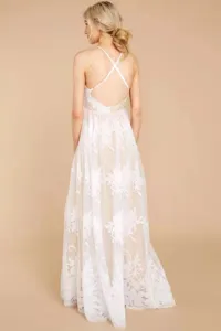 Elegantes weißes Maxikleid aus Tüll mit Blumenstickerei und feinen Kreuzträgern hinten.
