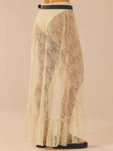 Transparenter Maxirock Detail aus Spitzenstoff in Beige mit elegantem schwarzem Gürtel.