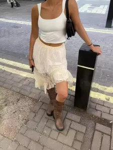 Transparenter Spitzen Asymmetrie Midirock kombiniert mit Top fuer einen modischen Streetstyle.