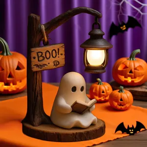 Vista dettagliata di un fantasma che legge sotto una lanterna di Halloween.