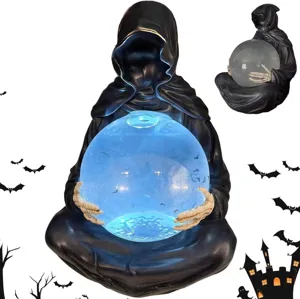 Makroaufnahme der Sensenmann-Figur mit einer blau leuchtenden Halloween-Kristallkugel