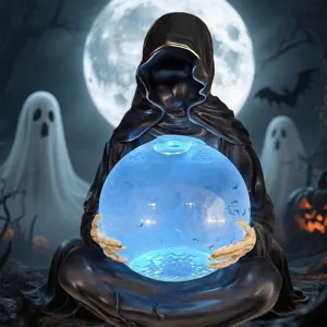 Detailansicht des Todesgottes, der eine glühende blaue Kristallkugel für Halloween hält