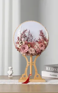 Dettaglio squisito del ventaglio rotondo di fiori preservati cinesi con fiori secchi.