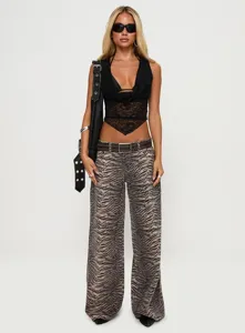 Close-up detail of the black lace splicing V-neck sleeveless slim fit top and trendy pants.