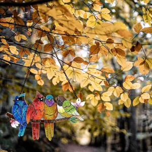 Vue détaillée d'un attrape-soleil à quatre oiseaux colorés suspendu au jardin