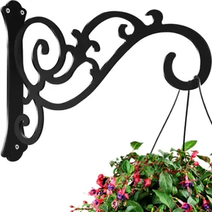 Detailansicht der dekorativen schwarzen Blumenampel-Wandhalterung mit Blumenkorb